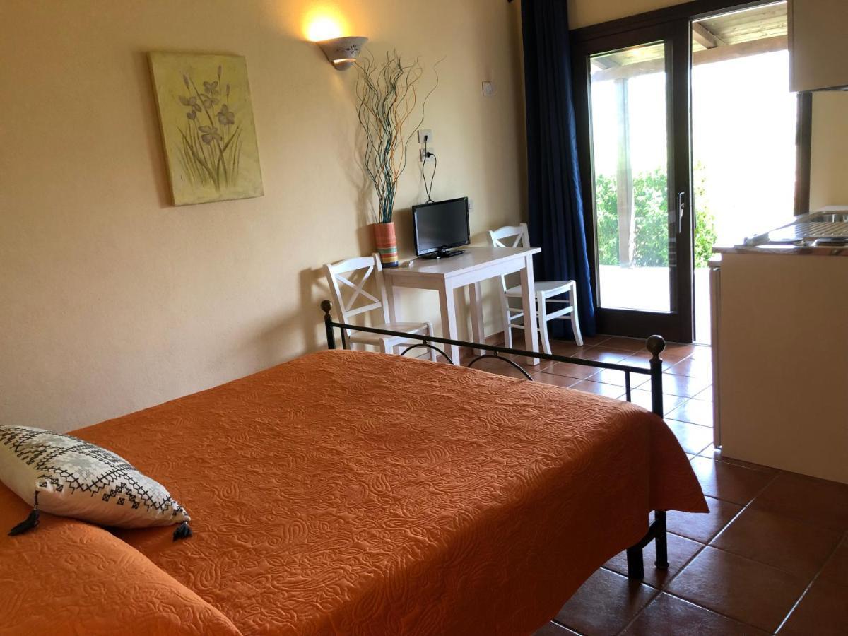 Agriturismo Campesi Casale Tra Le Vigne อาเญ็นตู ภายนอก รูปภาพ