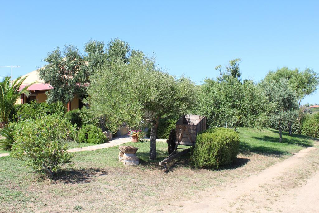 Agriturismo Campesi Casale Tra Le Vigne อาเญ็นตู ภายนอก รูปภาพ